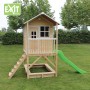 EXIT Loft 500 Holzspielhaus naturel mit Rutsche, Sandkasten und Treppe im Garten.