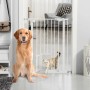 Weißes PawHut Hunde Türschutzgitter mit Schließautomatik und Katzenklappe, Hund sitzt, Katze geht durch.