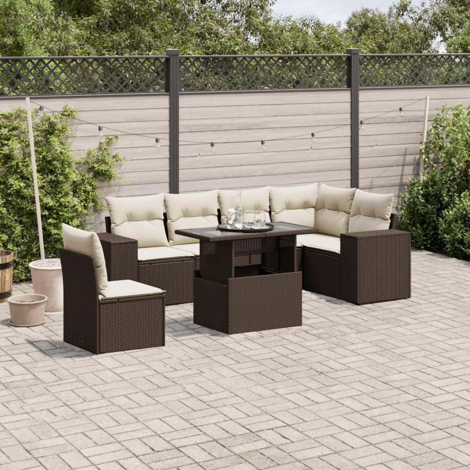 Braune 7-tlg. vidaXL Garten-Sofagarnitur aus Rattan mit cremefarbenen Kissen und höhenverstellbarem Tisch.