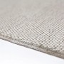 Nahaufnahme eines grauen Kurzflorteppichs mit feiner, gewebter Textur und sauberer Kante. Waschbarer Polyester-Teppich.