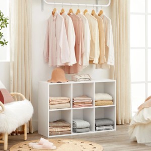 Weißes Vasagle Bücherregal mit 6 Fächern im Schlafzimmer, gefüllt mit Kleidung und Accessoires.