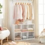 Weißes Vasagle Bücherregal mit 6 Fächern im Schlafzimmer, gefüllt mit Kleidung und Accessoires.