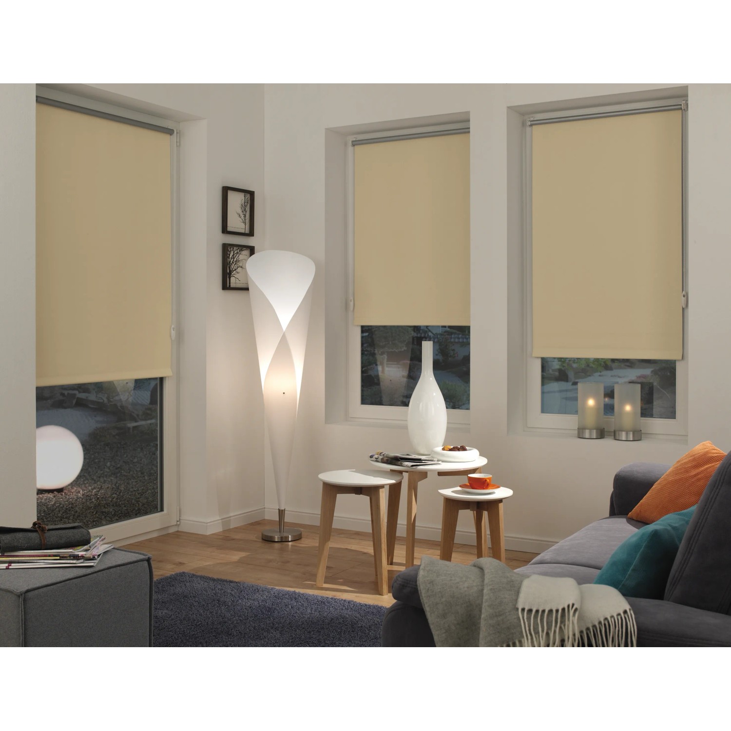 Gardinia EasyFix Rollo Thermo, 90x210 cm, Natur, im Wohnraum mit Couch und Fenstern.