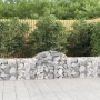 Sechs Gabionen mit Hochbogen (200x30x60/80 cm) aus verzinktem Eisen, gefüllt mit Steinen.