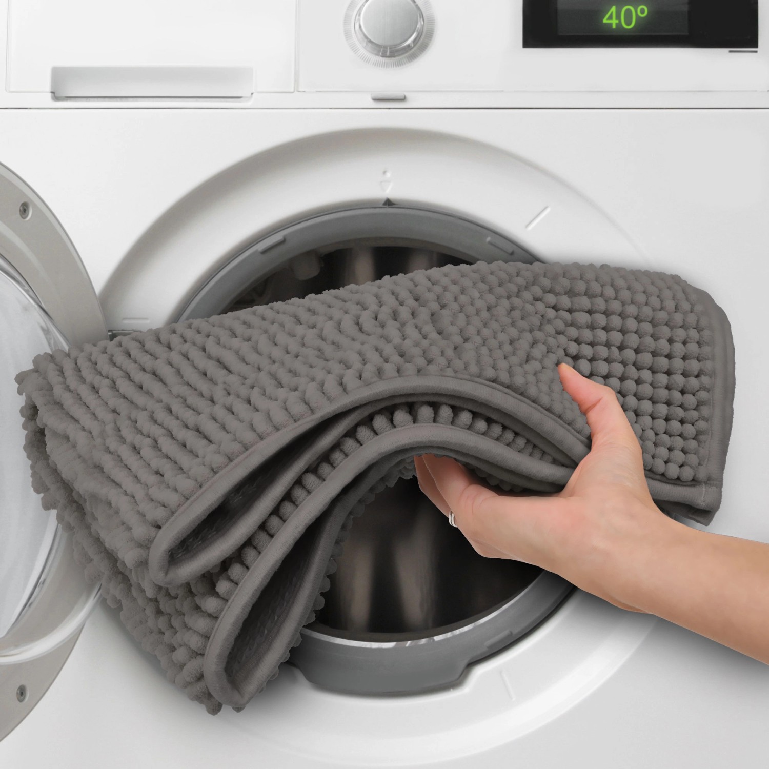 Anthrazitfarbener Beautissu Badteppich BeauMare FL 50x60 cm vor Waschmaschine.