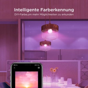 Govee Smart-Leuchtmittel B6004 RGBWW E27 in Pendelleuchten mit lila Licht. Smartphone zeigt Farberkennung für smarte Lichtstimmung.