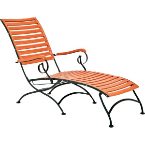 Relaxliege Schlossgarten aus Eukalyptusholz mit klappbarem Gestell und Bodenschonern.