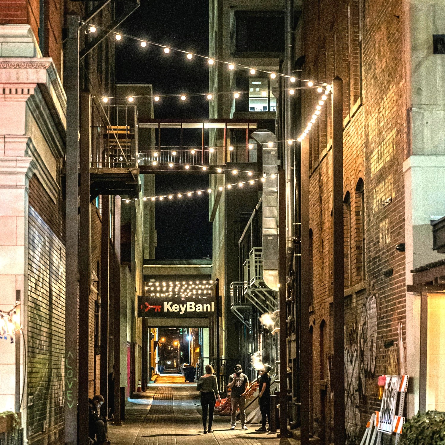 Stimmungsvolle Illu-Partylichterkette mit LED Kugellampen in einer Gasse.