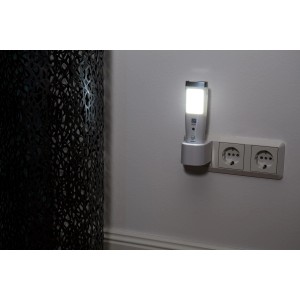 Weißes Müller-Licht LED-Nachtlicht Casto mit Sensor in Steckdose.