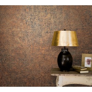 Marburg Vliestapete Vintage Deluxe mit Roststruktur in Kupferoptik an Wand mit Lampe.