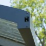 Detailaufnahme: Anthrazitfarbener Palram Canopia Doppelcarport mit transparentem Dach.