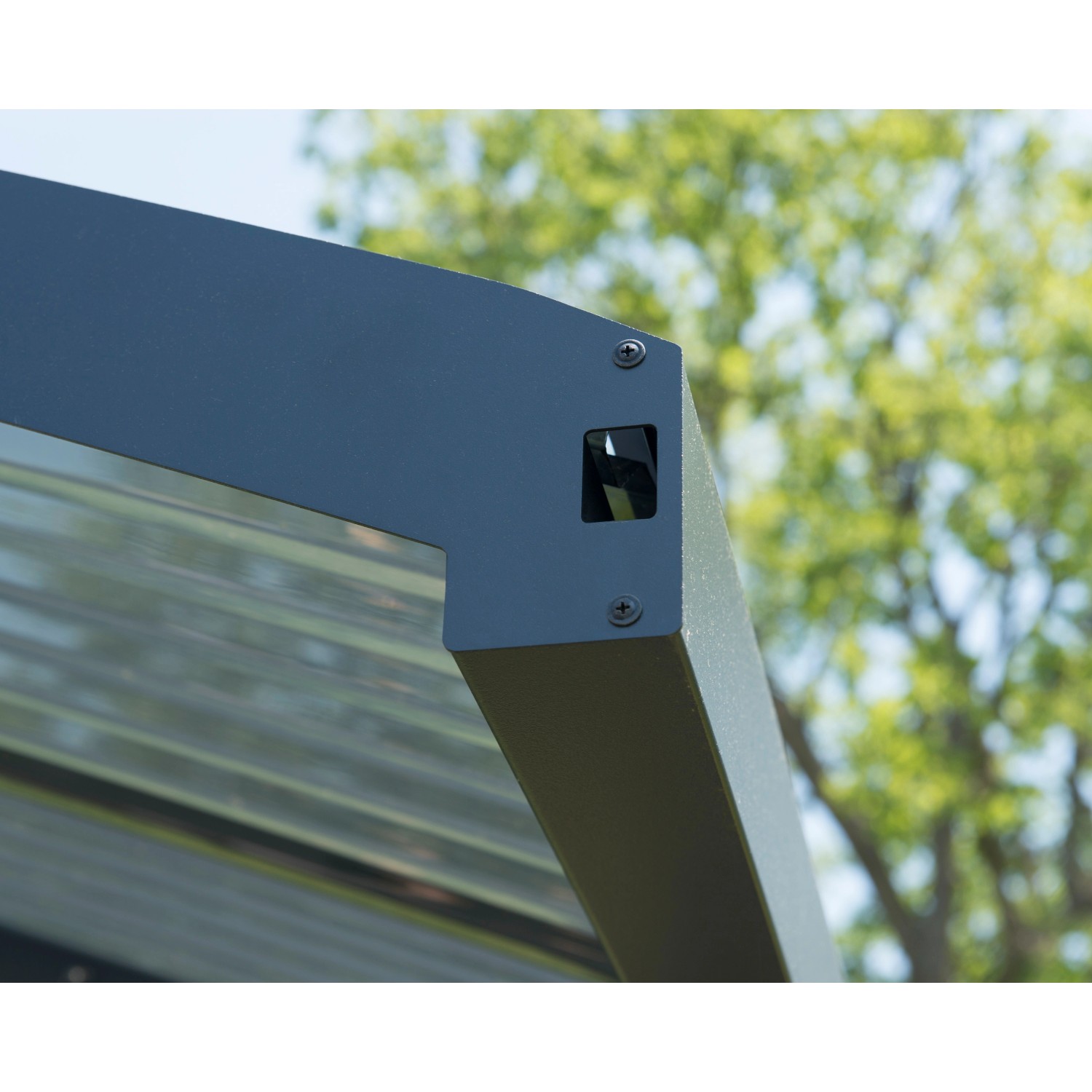 Detailaufnahme: Anthrazitfarbener Palram Canopia Doppelcarport mit transparentem Dach.