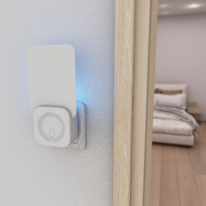 Windhager Fluginsekten-Klebefalle mit UV-Licht an der Wand im Schlafzimmer.