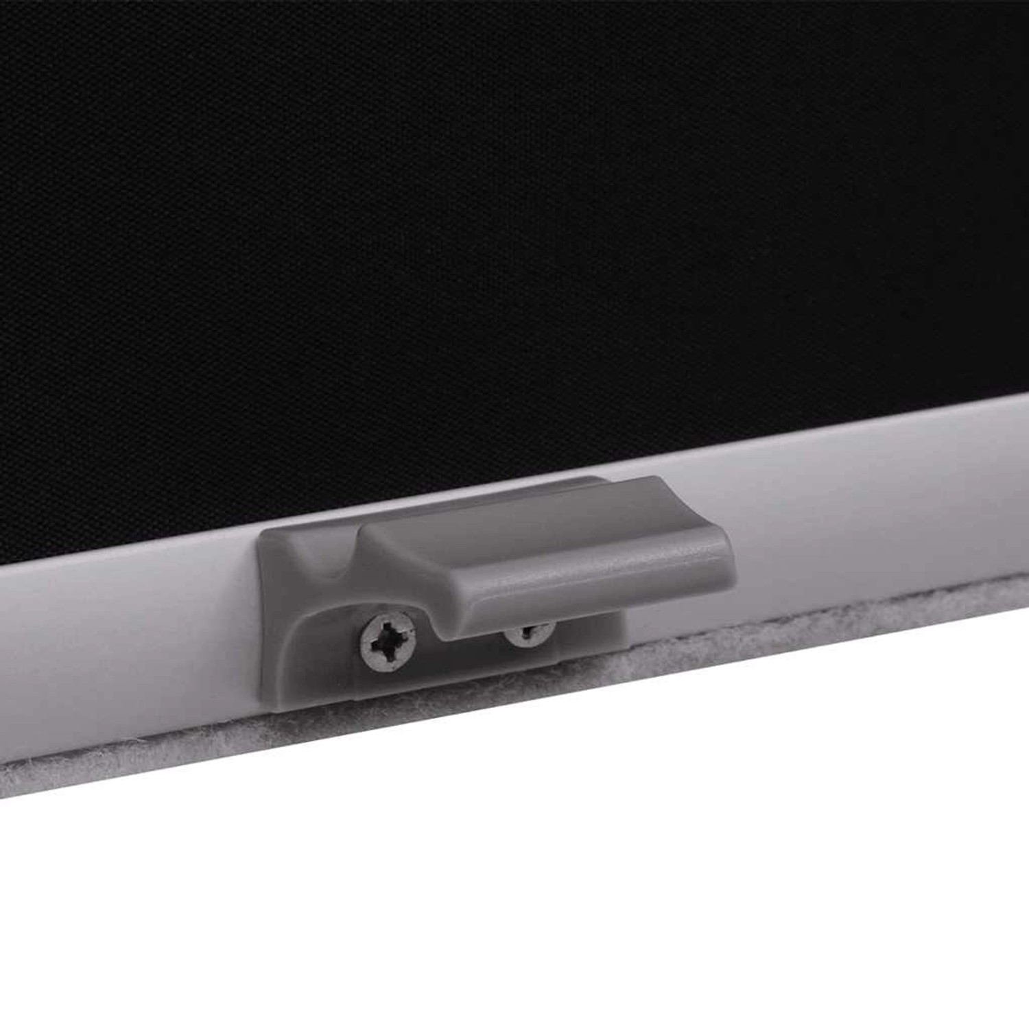 Detailaufnahme: Schwarzes Verdunkelungsrollo vidaXL P06/406 mit Bedienelement am Fenster.