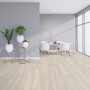 Heller Kaindl Proganic Laminatboden Eiche Arosa Alva im modern eingerichteten Raum.