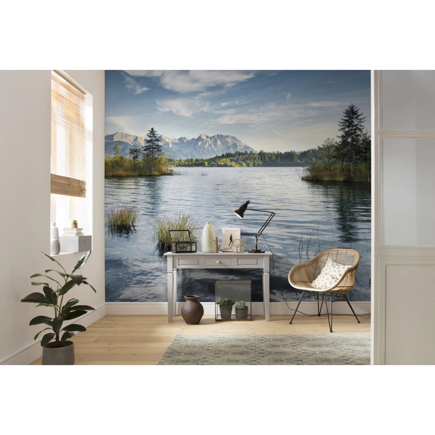 Vlies Fototapete „Am Ende des Tages“ mit See- und Bergmotiv im Wohnraum.