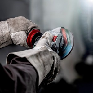 Metabo Winkelschleifer WEV 11-125 Quick in Aktion mit Handschuhen.