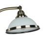 Detailaufnahme der gebogenen EASYLIGHT Stehlampe in Messing Antik mit weißem Glasschirm.