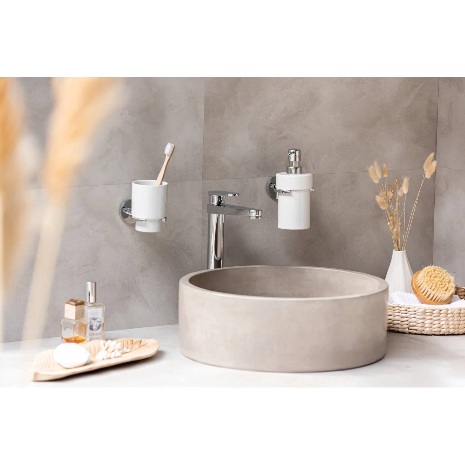 Wenko Zahnputzbecherhalter Isera, glänzend silber, mit weißem Keramikbecher und UV-Loc® Befestigung.