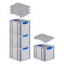 PROREGAL Spar Set: 4 graue Euroboxen mit blauen Griffen und Auflagedeckel, gestapelt.