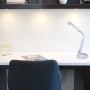 Silberne LED-Tischleuchte Mitti von Globo auf Schreibtisch mit flexiblen Arm und USB-Charger.