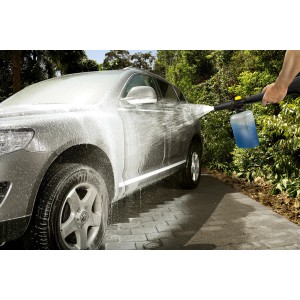 Kärcher FJ6 Schaumdüse in Nutzung: Auto wird mit Reinigungsmittel eingesprüht.