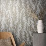 Marburg Vliestapete Natural Opulence Floral Silber: Tapete mit floralem Muster in Silber, kombiniert mit Stuhl und Vase.