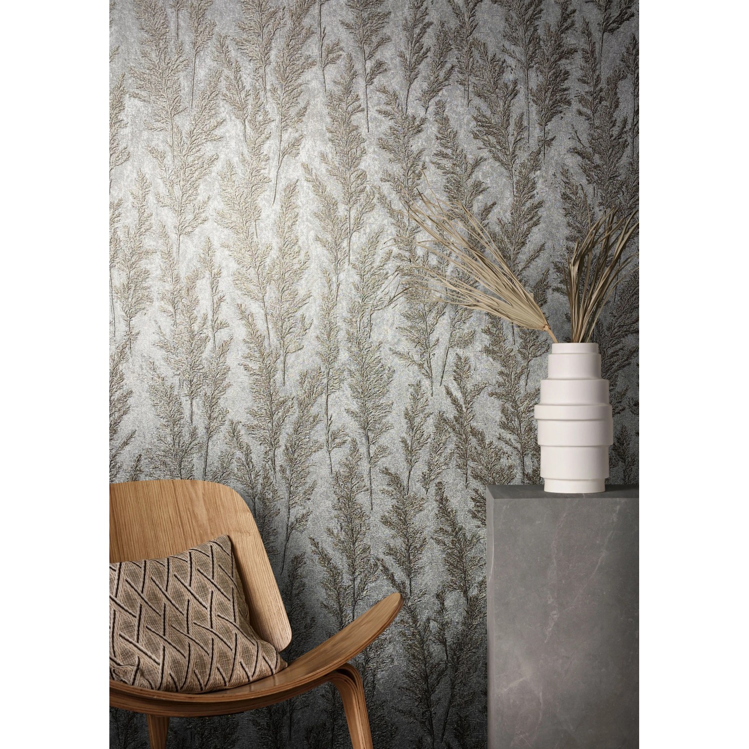 Marburg Vliestapete Natural Opulence Floral Silber: Tapete mit floralem Muster in Silber, kombiniert mit Stuhl und Vase.