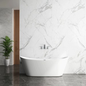 Freistehende weiße Acrylbadewanne in Schiffsform im modernen Bad mit Marmorwand. Inkl. Siphon Set.