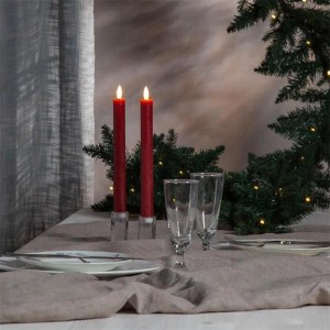 Star Trading LED Stabkerzen 2er Set Rot, Echtwachs, warmweiße Flamme, auf gedecktem Tisch.