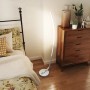 Silberne HOMCOM Stehlampe mit Fußschalter und gebogenem Acryl-Leuchtstreifen.