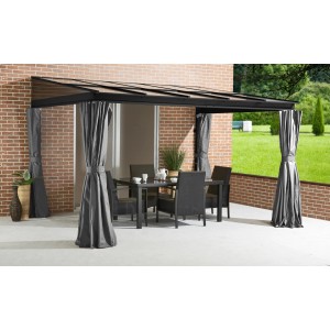 Sojag Terrassenüberdachung St. Barth Anthrazit mit Vorhängen und Esstisch-Set.
