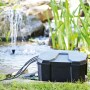 Heissner Garden Power Box im Gartenteich mit Pumpe und Kabeln. Sichere Stromversorgung für Teichpumpen.