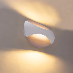 Ovale, weiße Globo Wandleuchte Alexandra aus Metall mit warmweißem Licht.