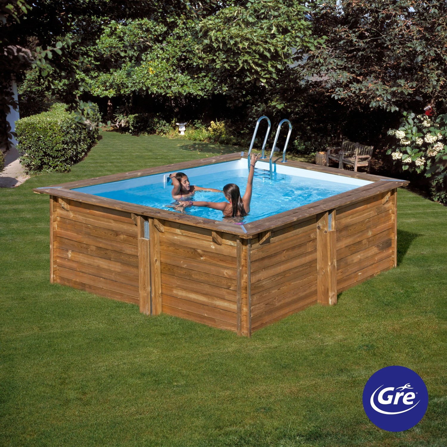 Quadratischer Gre Echtholzpool Carra 3 mit Leiter und zwei Kindern im Wasser im Garten.