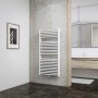 Weißer Schulte Design-Heizkörper München Powerpack (123x60cm) im modernen Badezimmer.