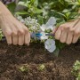 Gardena Montagewerkzeug im Einsatz: Micro-Drip-System Installation im Garten.
