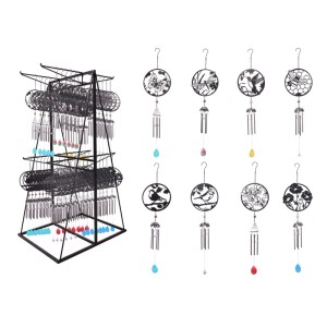 Schwarzes Mica Decorations Windspiel-Sortiment aus Eisen im Display, mit verschiedenen Motiven und farbigen Glasperlen.