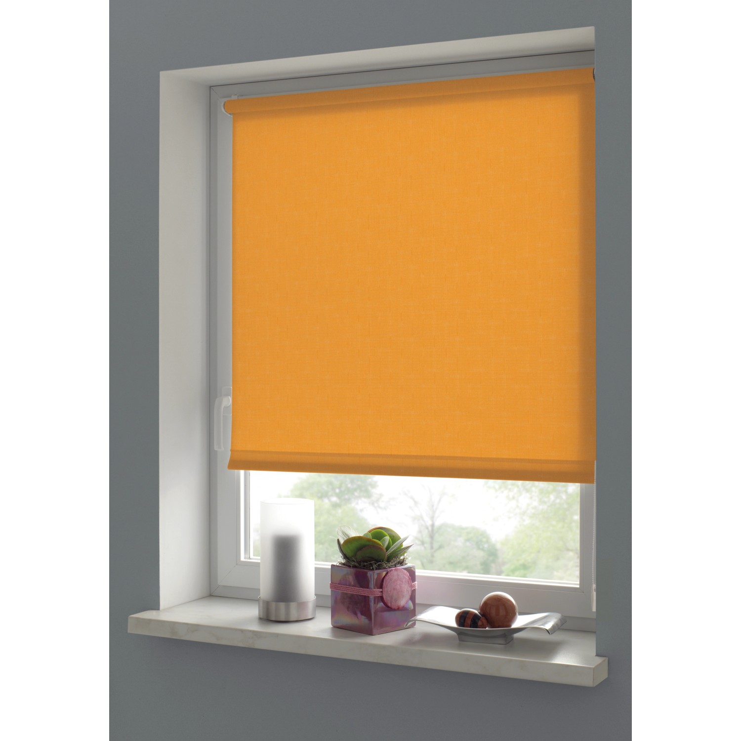 Orangefarbenes Gardinia EasyFix Rollo, 120x150 cm, am Fenster.