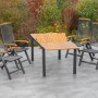 Merxx Tilos Gartenmöbelset 5-tlg. mit graphitfarbenem Aluminium-Ausziehtisch und 4 Klappsesseln aus Akazienholz auf Terrasse.