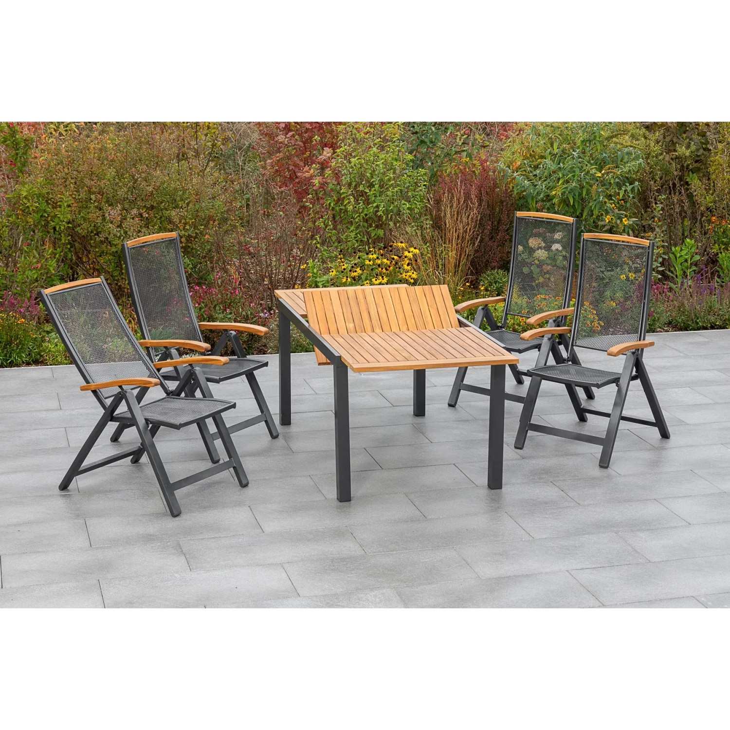 Merxx Tilos Gartenmöbelset 5-tlg. mit graphitfarbenem Aluminium-Ausziehtisch und 4 Klappsesseln aus Akazienholz auf Terrasse.