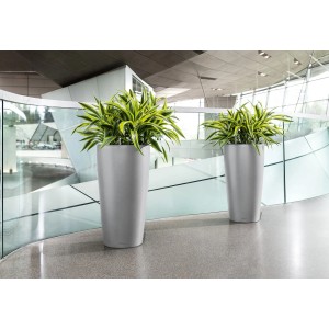Zwei Lechuza Rondo Premium Pflanzgefäße, Ø 40 cm, 75 cm hoch, in Silber metallic mit grünen Pflanzen.