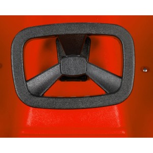 Detailaufnahme: Schwarzes Lenkrad des roten Ondis24 Super Bob Schlittens.