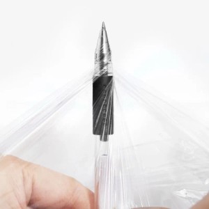 Drei Rollen weiße DeTec. Stretchfolie (150m) zum Verpacken und Sichern von Versandgütern.