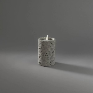 Graue LED Kerze in Betonoptik, 12cm hoch, mit flackernder LED-Flamme für gemütliche Innenräume.