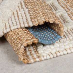 Flair Rugs Hochflorteppich Medina Jute Beige-Blau. Detail der strukturierten Webart aus Jute, Wolle, Baumwolle mit blauen Streifen.