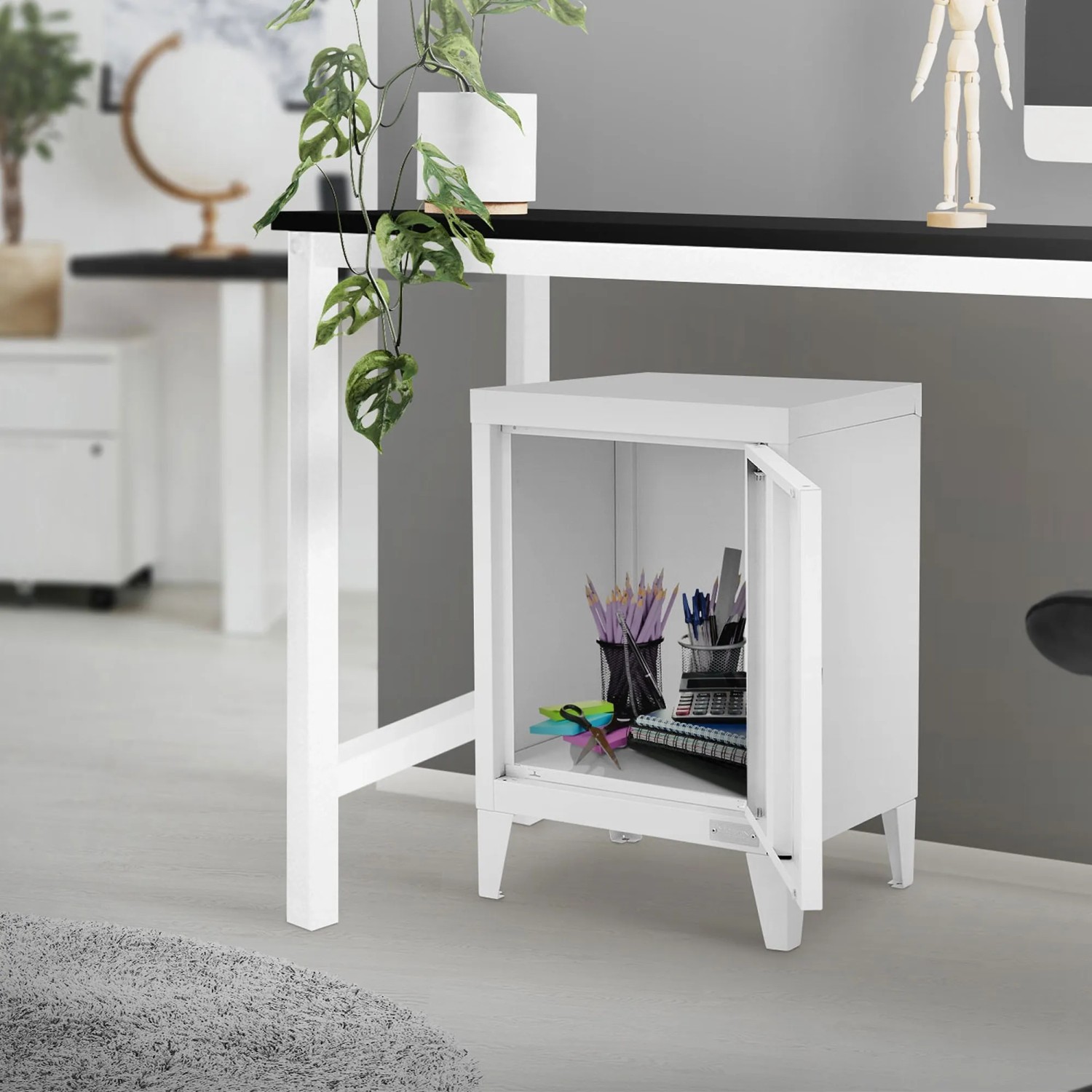 Weißer ML-Design Aktenschrank aus Stahl, freistehend, mit offener Tür und Büroartikeln im Inneren.