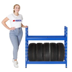 Blaues PROREGAL Reifenregal Tiger mit 4 Reifen auf einer Ebene, daneben eine Frau.