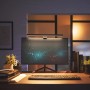 Schwarze Philips Edison Bildschirmleuchte mit USB-Kabel am Monitor.