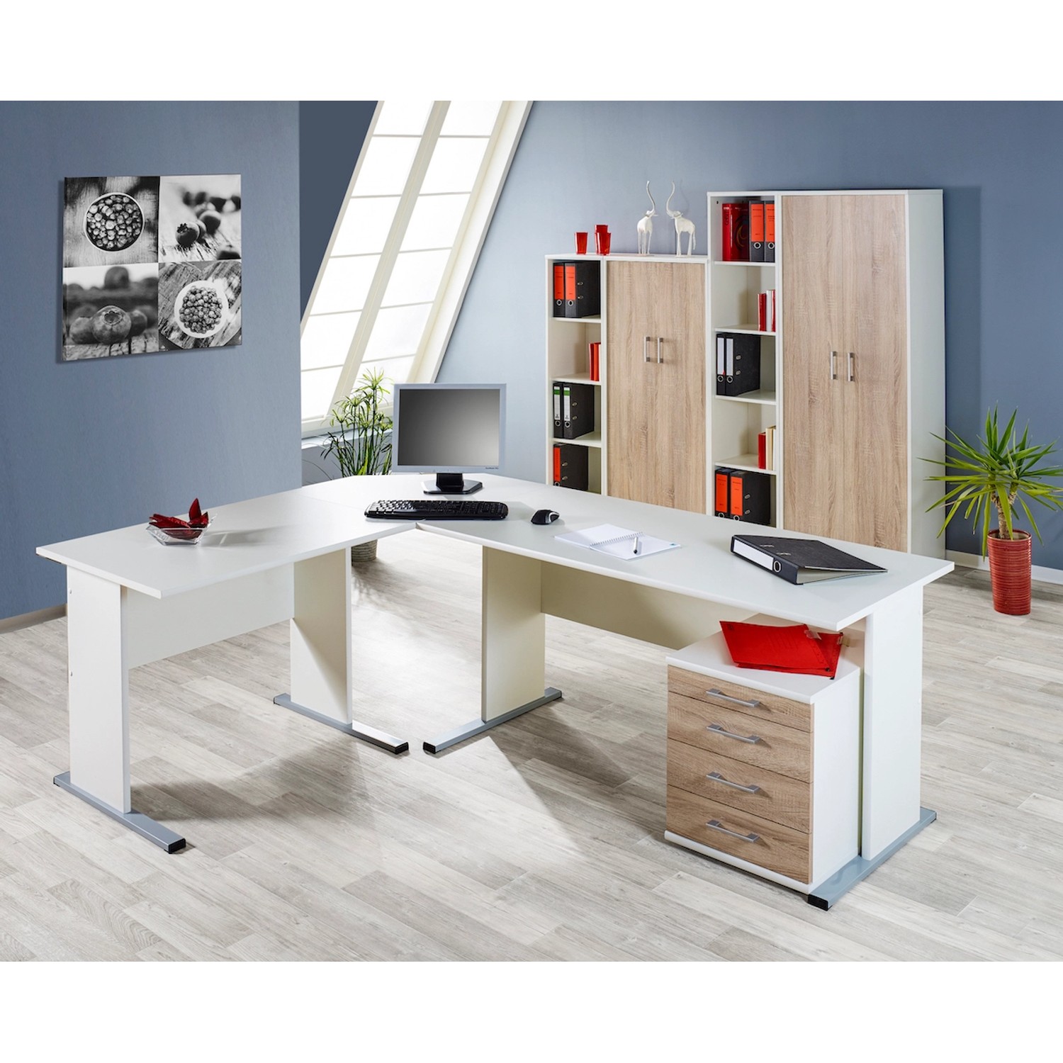 Weißes PROREGAL Aktenregal Tiger mit 4 Fächern (147x40x34cm) im Büro.